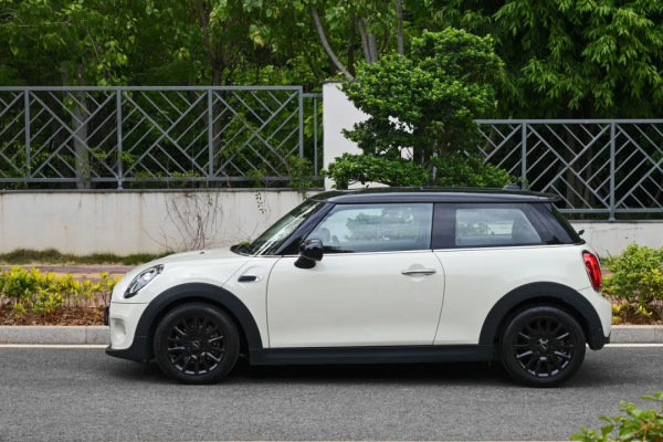 1.2萬公里準新MINI COOPER，顏值爆表，勁省6萬