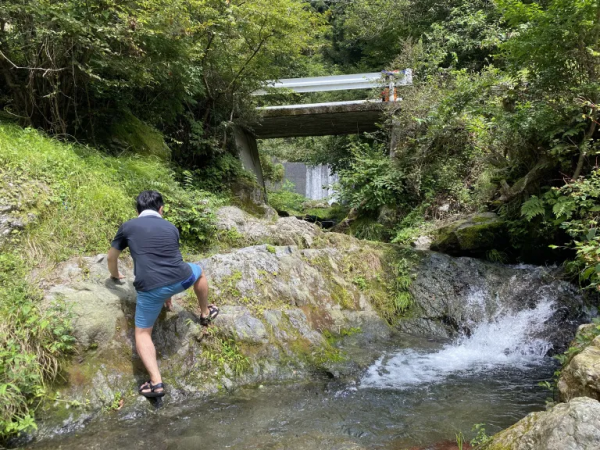 日本大哥花幾萬塊在荒野買了棟房子，居然還附贈小橋河流和瀑布？