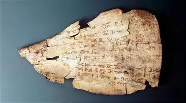2008年，清華大學破譯戰國竹簡，揭開了甲骨文百年謎團