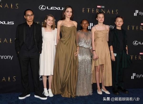 46歲安吉麗娜·朱莉穿抹胸長裙走紅毯,下巴戴金屬環,造型吸睛 46歲安吉麗娜·朱莉穿抹胸長裙走紅毯,下巴戴金屬環,造型吸睛