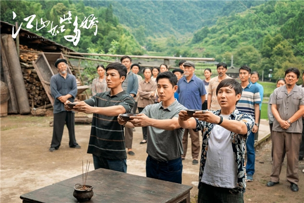 一口氣追了12集,開播即高能,劇情緊湊,這部扶貧劇太敢拍了 一口氣追了12集,開播即高能,劇情緊湊,這部扶貧劇太敢拍了