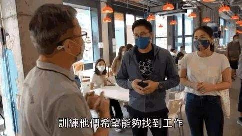 郭晶晶近照顏值開掛！穿白襯衣帶老公高調亮相，照樣不穿大牌太牛