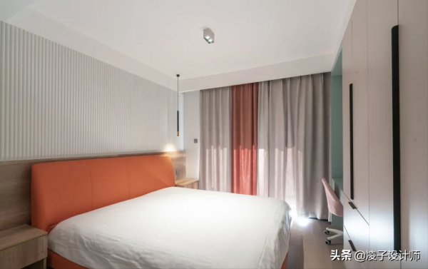 95㎡陽光暖居，入戶以亞克力透明管做隔斷，效果喜人