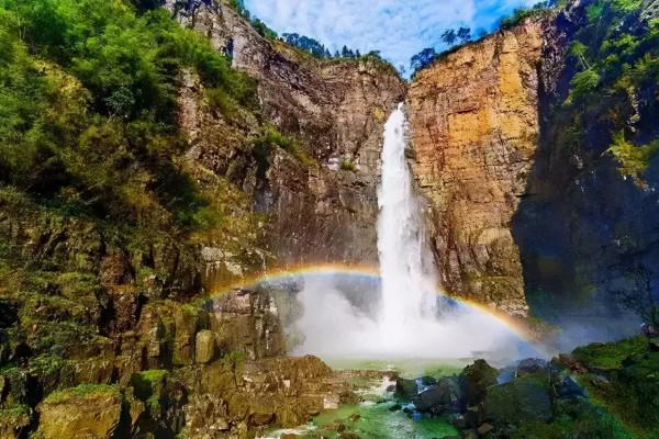 據說，那裡很美有一道一千萬年前形成的絕美傷痕那就是廣東大峽谷