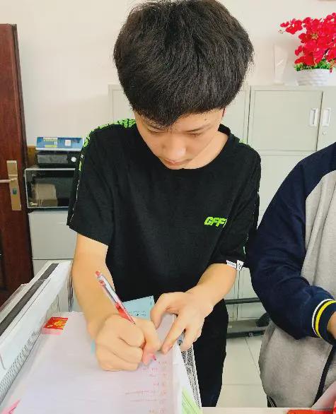 中英燈謎、九大遊戲、牛人獎券…成外中加師生DIY歡度中秋佳節