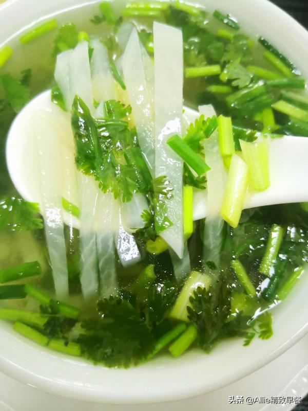 蒸包子吃膩了試試烤包子吧，外酥裡軟又多汁，搭配蘿蔔湯，助消化