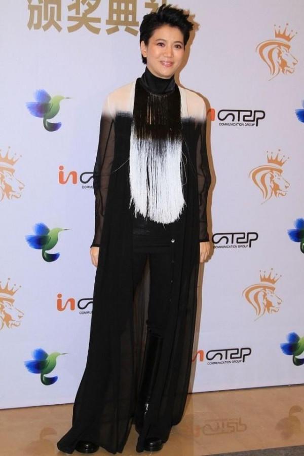 袁詠儀給自己打扮成闊太太,穿白裙配翡翠首飾,高階感擋不住 袁詠儀給自己打扮成闊太太,穿白裙配翡翠首飾,高階感擋不住