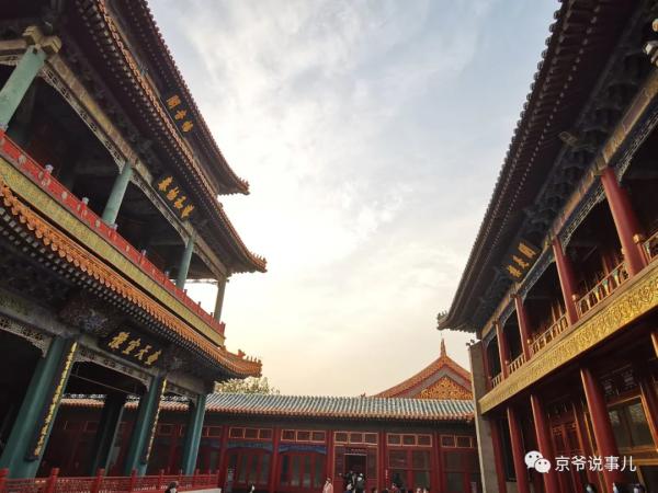 在紫禁城裡看大戲，儘管大腕兒雲集，卻無人喝彩