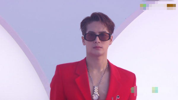 輕則受凍、重則進醫院，為了走紅毯，明星們都“卷”成啥樣了？