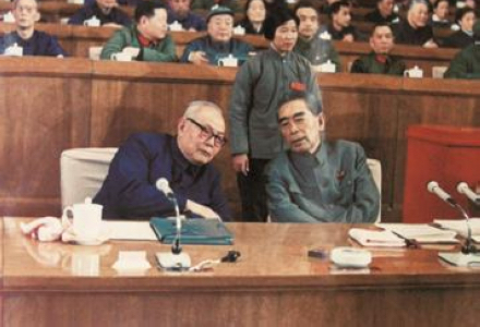 周恩來病重期間，每次做手術，在手術室外一直守護著的人是誰？