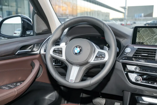 中型SUV寶馬X3，標配8AT+防爆輪胎，典型的豪華車