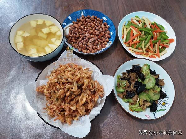 北漂一家三口的晚餐火了,兩葷兩素,成本不到20塊,網友:真會過 北漂一家三口的晚餐火了,兩葷兩素,成本不到20塊,網友:真會過