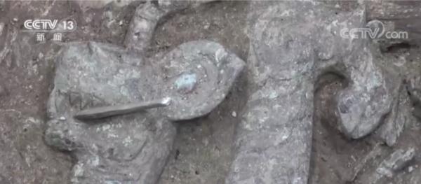 虎年限定！三星堆又上新，“虎頭龍身”還叼著一把刀