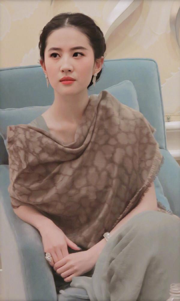 不知道以後還會不會經常看到劉亦菲了呢？太好看了，看不到可惜了