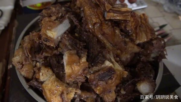 河北大哥在自家賣美食，一口鍋能裝下兩頭牛，日入5萬，絕不外傳