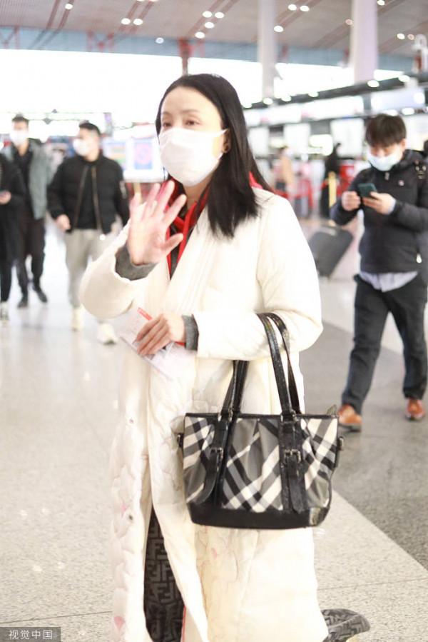 陶虹清晨穿白色棉服現身機場 清新時尚活力滿滿