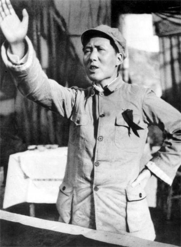 1930年紅軍繳獲電臺不會用，一國軍俘虜效力，25年後成開國中將