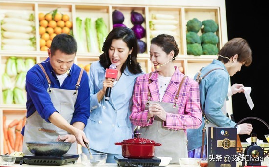 周海媚久違露面，頭排看秀穿公主裙比鍾麗緹還年輕，沒生娃真凍齡