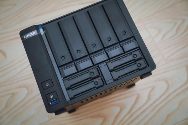 歷史低價買到九盤位萬兆 NAS 機皇：威聯通 TS-H973AX