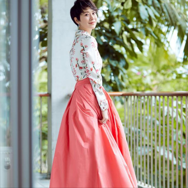 知性優雅的海清，穿連衣褲大方得體，有種歲月沉澱出的美