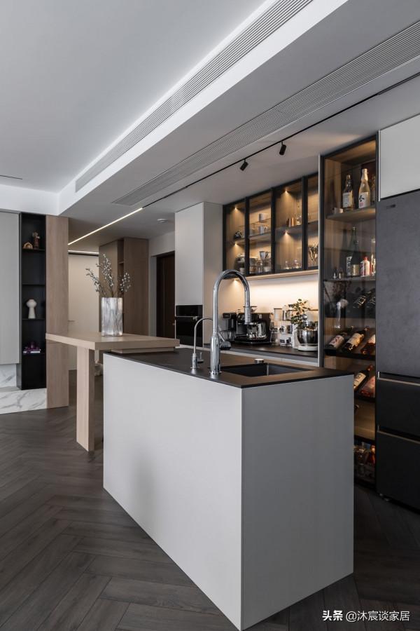 客餐廳連在一起怎麼裝？來學她家，輕鬆裝出高階感，室內簡潔明亮