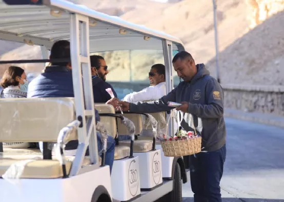 埃及盧克索推出電動汽車接送遊客