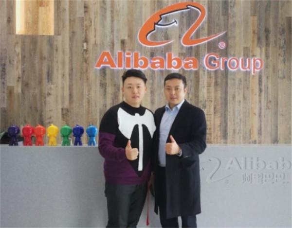 6年前主持人佟瑤在河邊溺水而亡，葬禮上哭到昏厥的丈夫今怎樣？