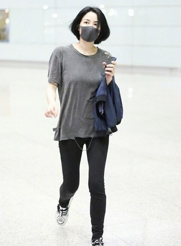 服了王菲的“迷”之衣品,穿著“破布爛衫”就出門,全靠氣質撐著 服了王菲的“迷”之衣品,穿著“破布爛衫”就出門,全靠氣質撐著