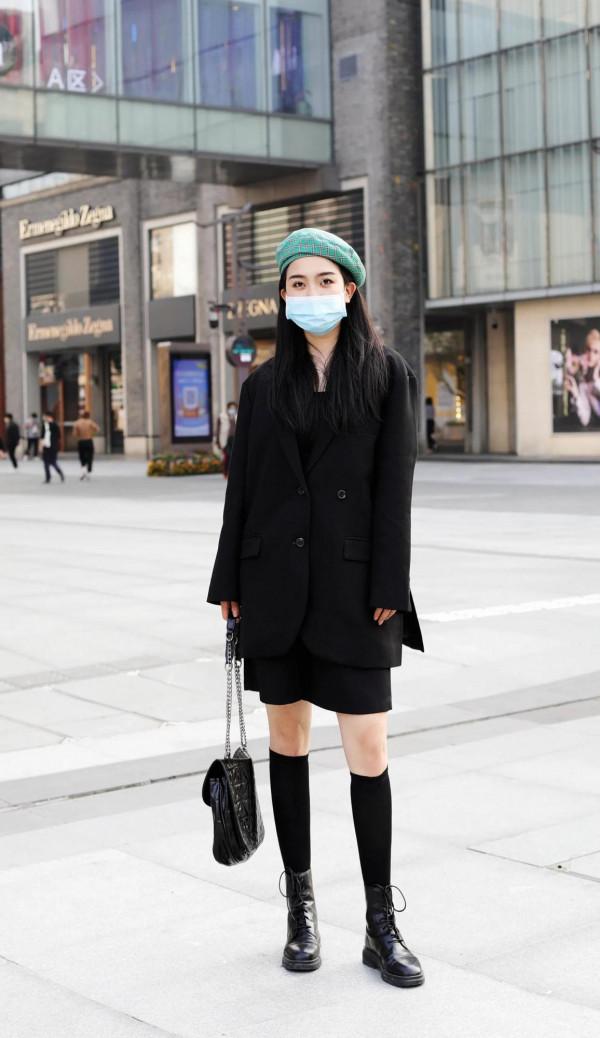 看街拍 識包包：YSL爆款-黑色Niki 9組秋冬穿搭示範