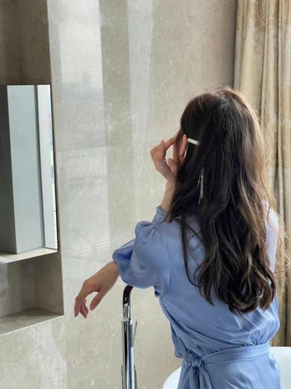 劉詩詩終於開始高調！穿緞面長裙亮相，靠氣質穩贏大半個娛樂圈