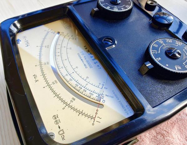 1963年震華500型萬用表!500表的最高工藝水準!三代表拆蓋看差異 1963年震華500型萬用表!500表的最高工藝水準!三代表拆蓋看差異