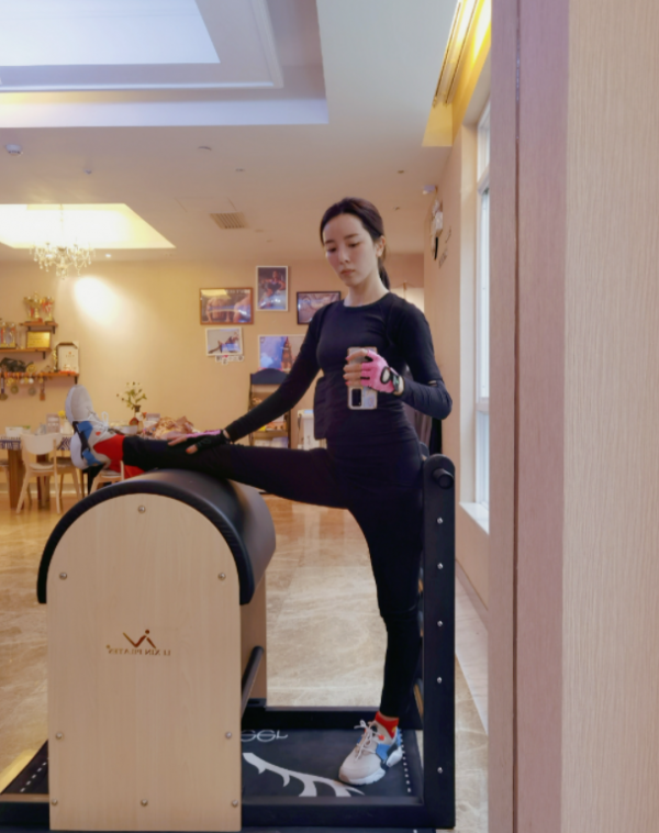 央視李思思戶外登山太愜意！坐地上休息一臉霸氣，戴金手鍊顯富貴