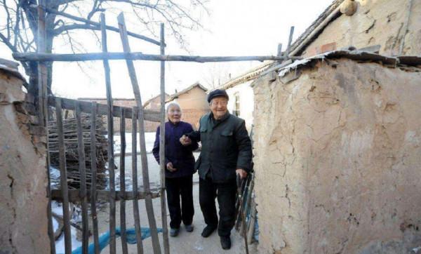 九旬抗日老兵，證件丟失沒法證明身份，指著博物館照片說：這是我