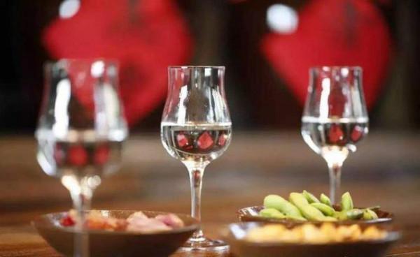 每天喝二兩白酒與滴酒不沾，哪種方式更健康？醫生說出實情