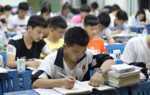 新疆女孩被北大錄取，人卻就讀於天津高中，錄取分數引發爭議