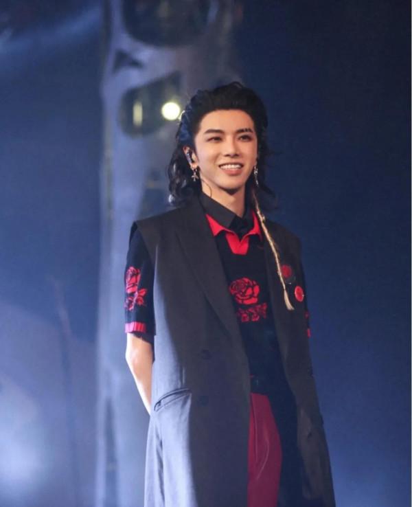 來自火星的華晨宇,這是屬於火的王吧!你確定不愛? 來自火星的華晨宇,這是屬於火的王吧!你確定不愛?