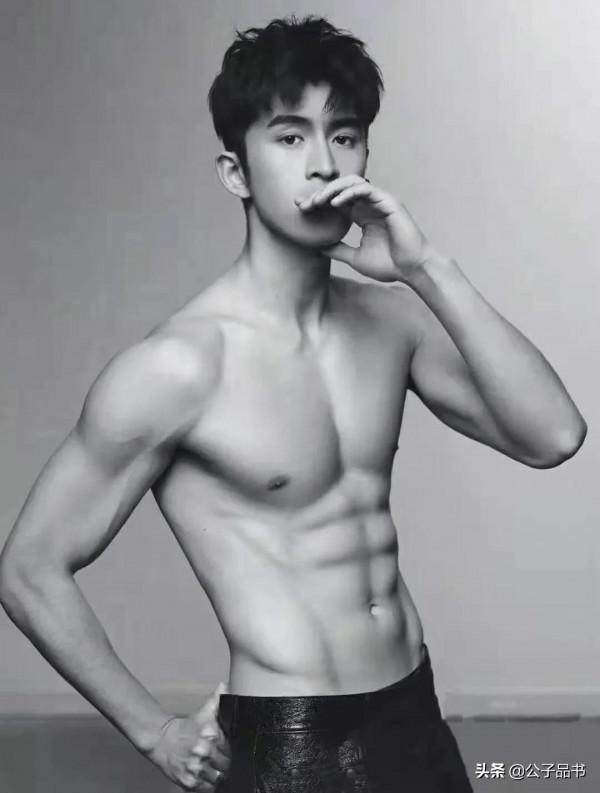 六年拉菲草：愛情可忠誠，美麗高貴，充滿儀式感，但不可廉價敷衍