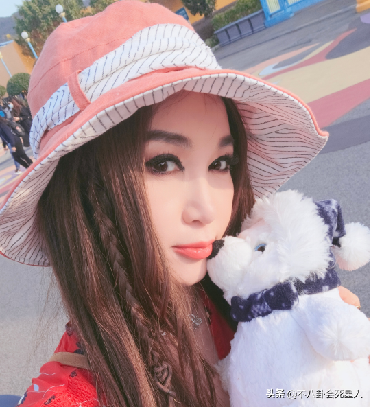 大齡女星扮嫩群像，精修是少女、生影象奶奶，優雅老去不好嗎？