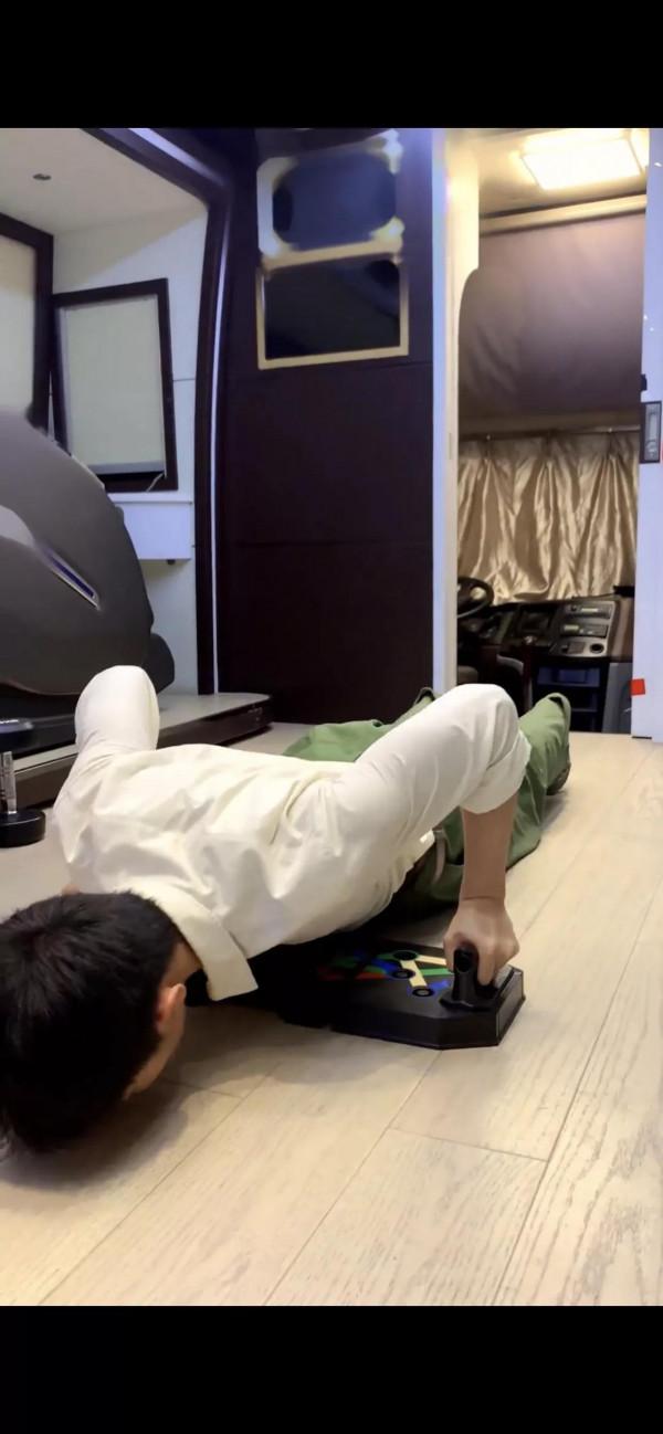 做俯臥撐的肖戰太愛了