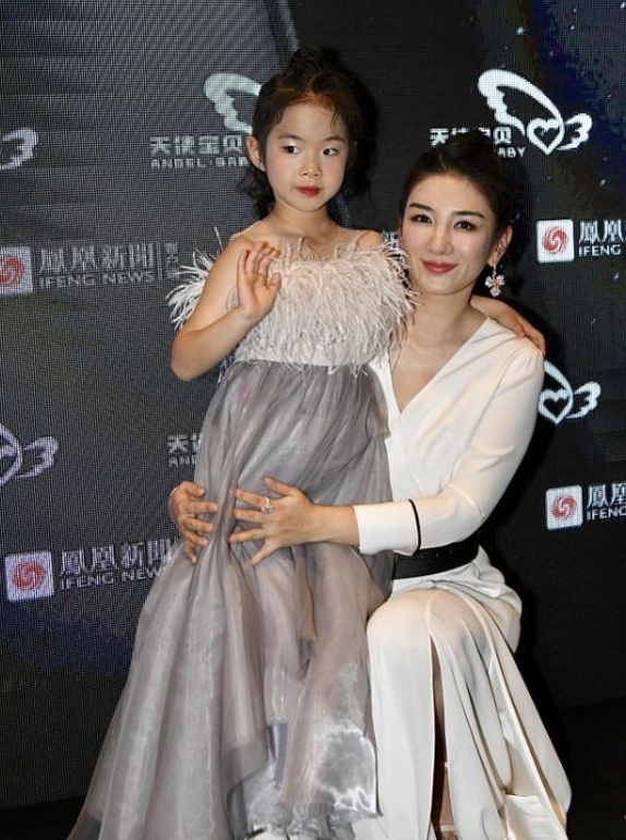 黃奕跟女兒小芊玲同臺，穿母女裝宛如小公主，遺傳了媽媽的高顏值