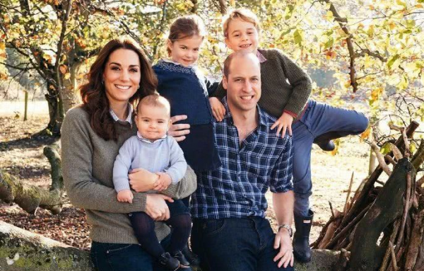 威廉王子肯辛頓宮接待客人,毛衫配牛仔褲彰顯成熟男人韻味,帥氣 威廉王子肯辛頓宮接待客人,毛衫配牛仔褲彰顯成熟男人韻味,帥氣