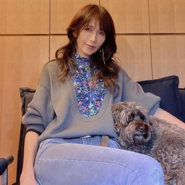 51歲工藤靜香被讚美貌回春,撞臉林志玲,LV巧克力配紅酒當宵夜 51歲工藤靜香被讚美貌回春,撞臉林志玲,LV巧克力配紅酒當宵夜