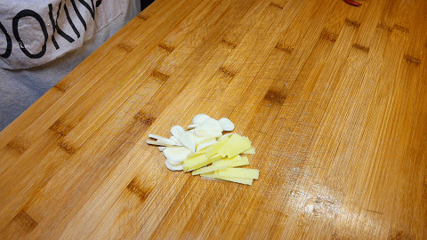 1塊豬肉,1把平菇,做出超下飯的家常菜,葷素都有,鮮香味美 1塊豬肉,1把平菇,做出超下飯的家常菜,葷素都有,鮮香味美