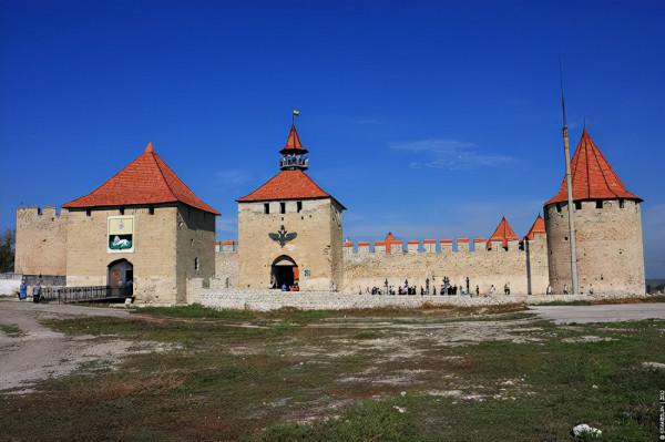 雄踞堅不可摧的蒂吉納城堡，再現斯特凡大公的輝煌戰功