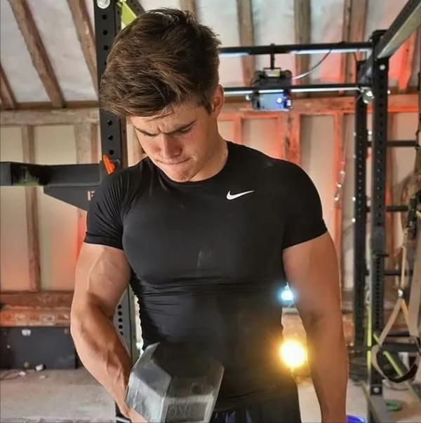 英國王室出了個英俊小哥，女王看好他，有望頂了哈里的缺