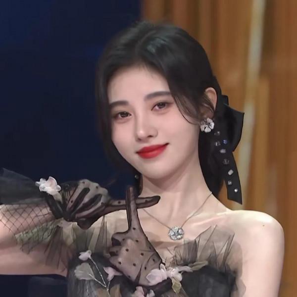 鞠婧禕參加活動，吃點心表情很呆萌，原相機妝容堪稱“教學模板”