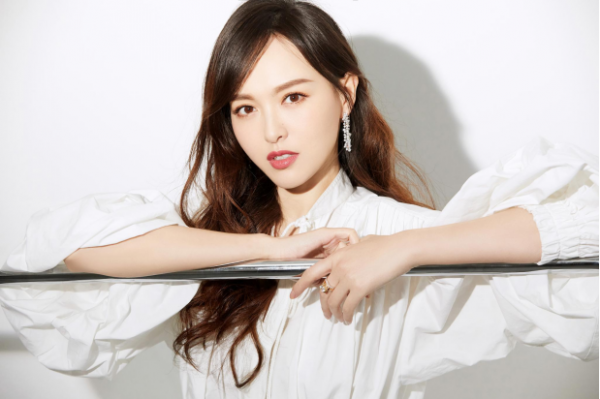 唐嫣久違露面曬照惹爭議，與涉辱華品牌開心合影，網友：多缺錢？