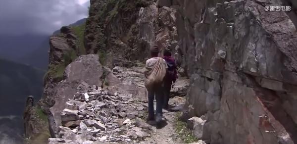 14歲少年爬100米懸崖採蜂蜜,給3個弟妹賺學費!紀錄片 14歲少年爬100米懸崖採蜂蜜,給3個弟妹賺學費!紀錄片