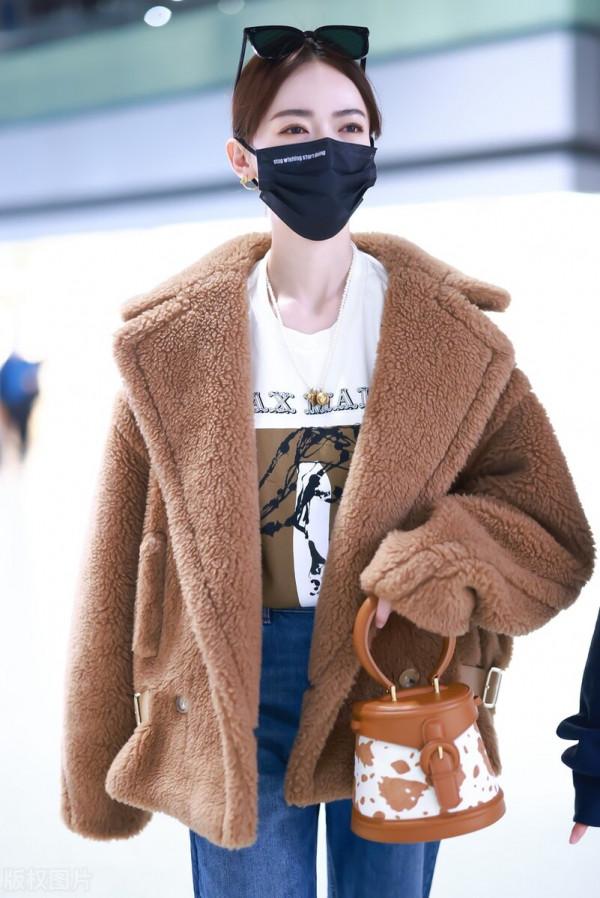 吳謹言穿棕色羊羔絨外套搭配破洞牛仔褲,腳踩白色短靴可愛減齡 吳謹言穿棕色羊羔絨外套搭配破洞牛仔褲,腳踩白色短靴可愛減齡