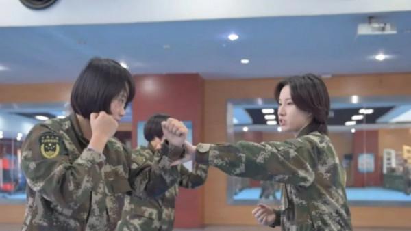 文武雙全!身披“孔雀藍”的文職小姐姐超優秀 文武雙全!身披“孔雀藍”的文職小姐姐超優秀